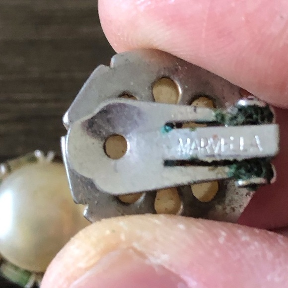 Vintage cream & sliver button clip on earrings - Picture 3 of 3